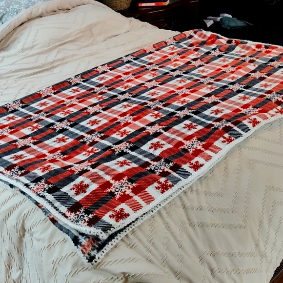 Ultra-Lux Hand Crocheted Edge Fleece Throw for Beds, Couches, Chairs, 72" X 60" - Picture 3 of 5